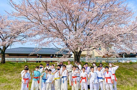 お祭りで空手の演武をしている