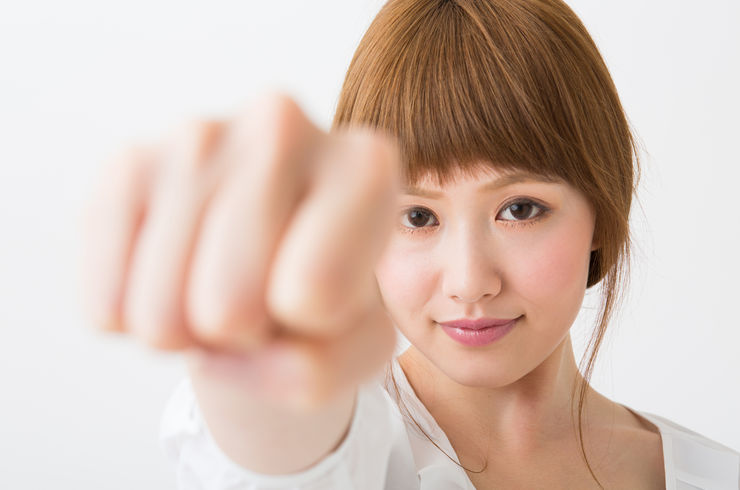 女性が空手をしている
