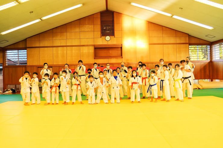 カラテの稽古をしている